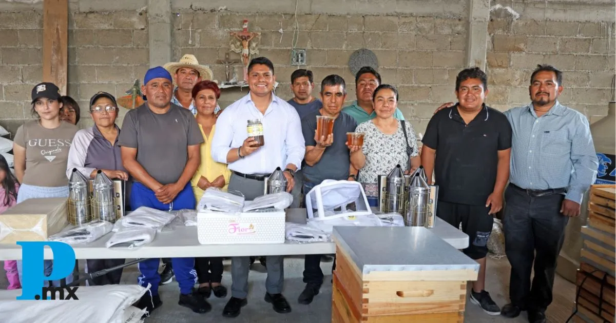 El edil entregó 90 mil pesos a la organización de apicultores “Apicuautlan”.