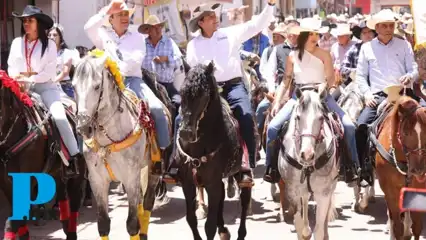 Gobernador Armenta encabeza cabalgata de Santiago Apóstol, en Chignahuapan