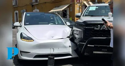 Ocurre fuerte choque entre un Tesla y una Camioneta en el centro de Puebla