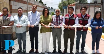 Omar Muñoz cumple compromiso de campaña al entregar pavimentación con adoquín en la privada Santa Cecilia de Cuautlancingo
