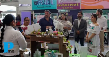 Las y los productores ofrecen productos como café, pan, miel, amaranto, derivados de maguey, granola, salsa macha, mole, café de maíz, mezcal.