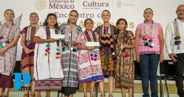 Claudia Sheinbaum entrega apoyos económicos a artesanas amuzgas