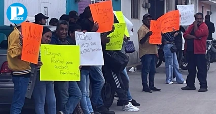 Familiares de detenidos se manifiestan afuera de la Casa de Justicia en Texmelucan tras operativo en antros