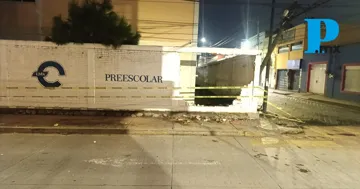 SSC Cholula atiende choque en el Centro; autos dañan barda y poste TELMEX