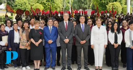 Durante el evento, el alcalde dio banderas de manera simbólica a 14 escuelas