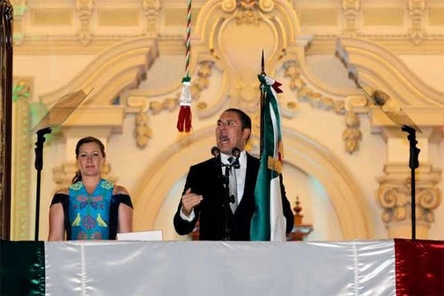 Rafael Moreno Valle gritando la arenga junto a Martha Éricka Alonso, en 2014