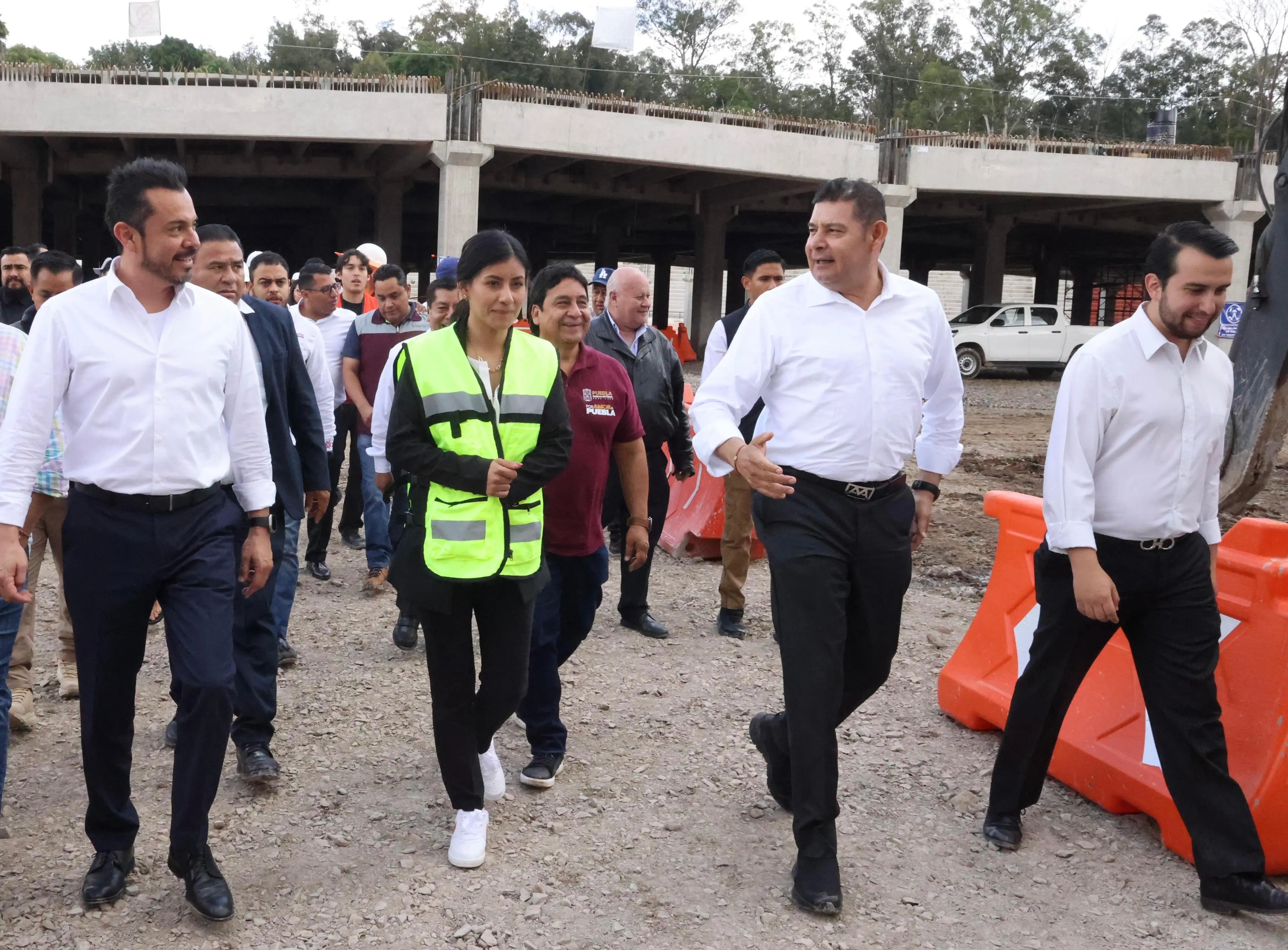 Alejandro Armenta superviza la construcción de la Universidad del Deporte