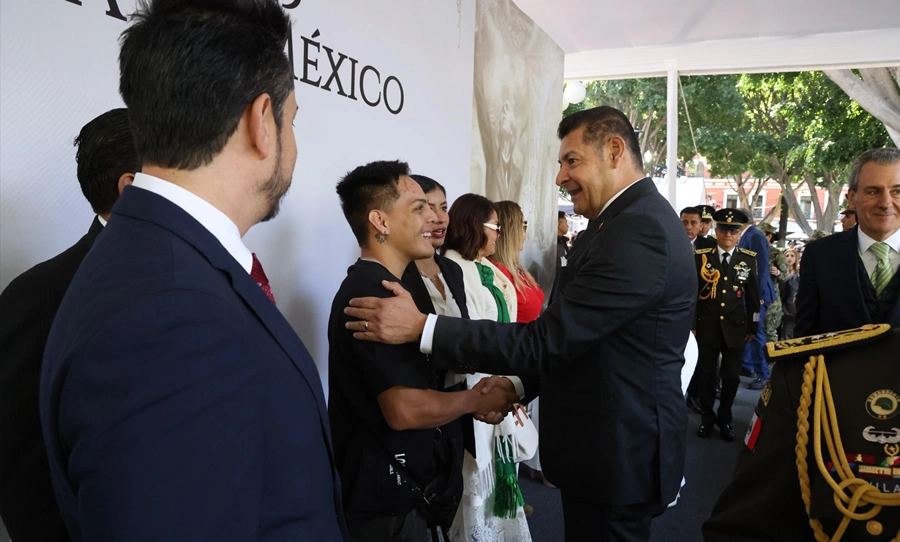 Alejandro Armenta, entregó un reconocimiento al Campeón Mundial Juvenil de la Organización Mundial de Boxeo, Kevin Herrera