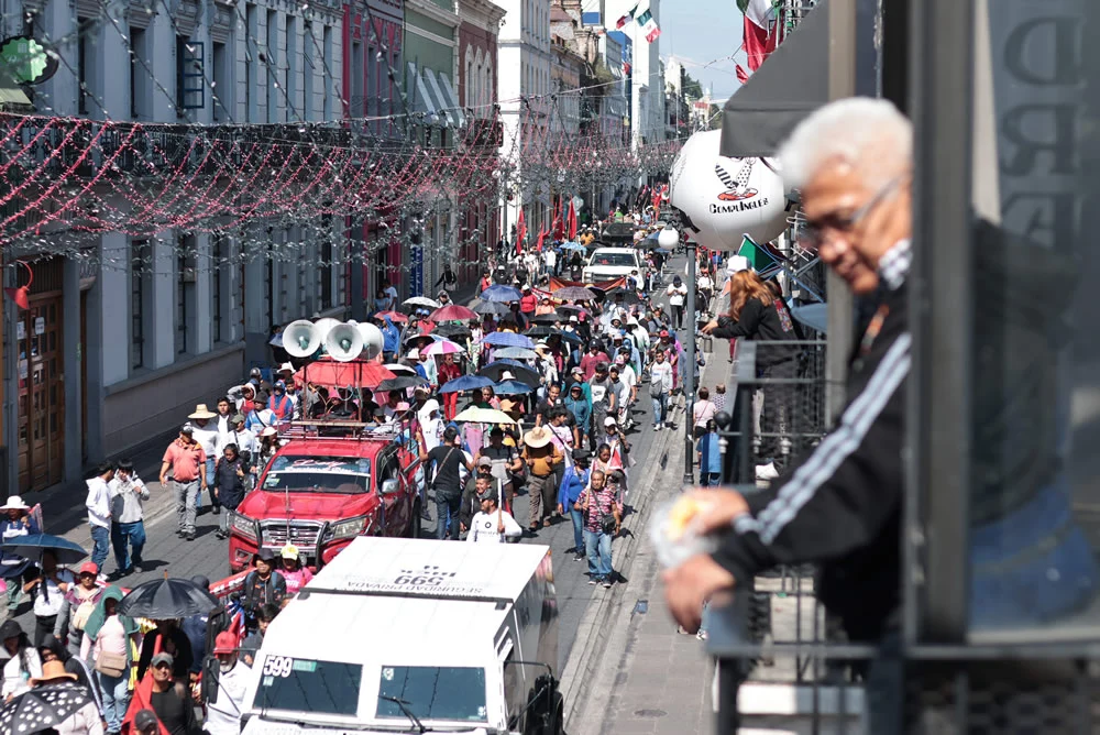 esimagen / Una manifestación de la UPVA 28 de Octubre provoca complicaciones viales en la ciudad de Puebla