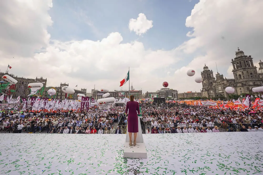 Miles de agrupaciones, gremios y simpatizantes acuden al informe de Claudia Sheinbaum. Destacan banderas, pendones y uniformes