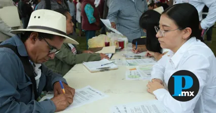 Entrega de recursos en Tulcingo como parte del programa de Obra Comunitaria, acompañado por autoridades locales y habitantes de la región