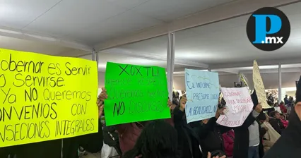 Manifestantes irrumpen el primer informe de Guadalupe Ortiz en Xoxtla