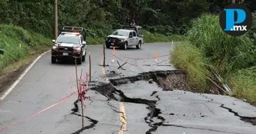 Deslave en carretera que conecta Villa Avila Camacho con Xicotepec
