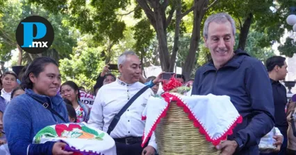 Habitantes de San Miguel Canoa felicitaron al alcalde por su primer año de gestión