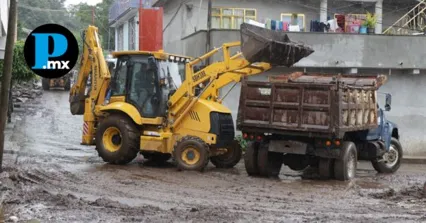 Maquinaria pesada trabaja en la remoción de lodo en municipios de la Sierra Norte de Puebla