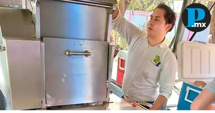 Estas tortillerías móviles son vehículos especialmente adaptados para producir tortillas y entregarlas en caliente en los albergues.