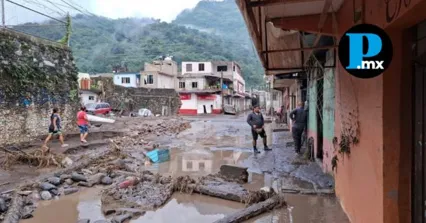 Elementos de apoyo en labores de limpieza tras los anegamientos y deslaves generados por las lluvias en la región.