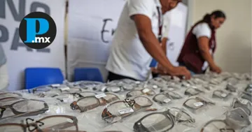 DIF Cuautlancingo entrega 150 lentes para vista cansada a personas vulnerables