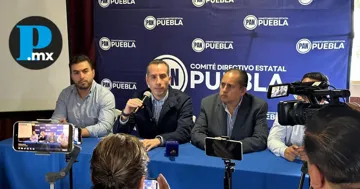 El líder blanquiazul también denunció que la presidenta municipal percibe un salario superior a los 100 mil pesos mensuales