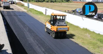 Las obras de pavimentación se ejecutan a un 60 por ciento de ahorro, gracias a los insumos donados por PEMEX y con la maquinaria adquirida por el gobierno.