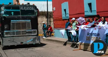 El director de la SOSAPACH y la presidenta municipal dan banderazo para el inicio de obras públicas. El director de la SOSAPACH y la presidenta municipal dan banderazo para el inicio de obras públicas.