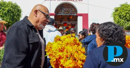 Panteones de San Pedro Cholula se llenan de color por Día de Muertos