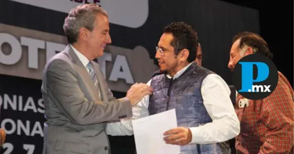 Pepe Chedraui entrega constancias a 38 mesas vecinales en Puebla