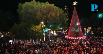 Encendido de árbol navideño reúne a familias en el zócalo de Puebla