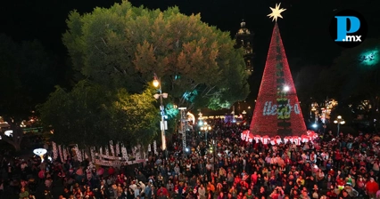 Encendido de árbol navideño reúne a familias en el zócalo de Puebla