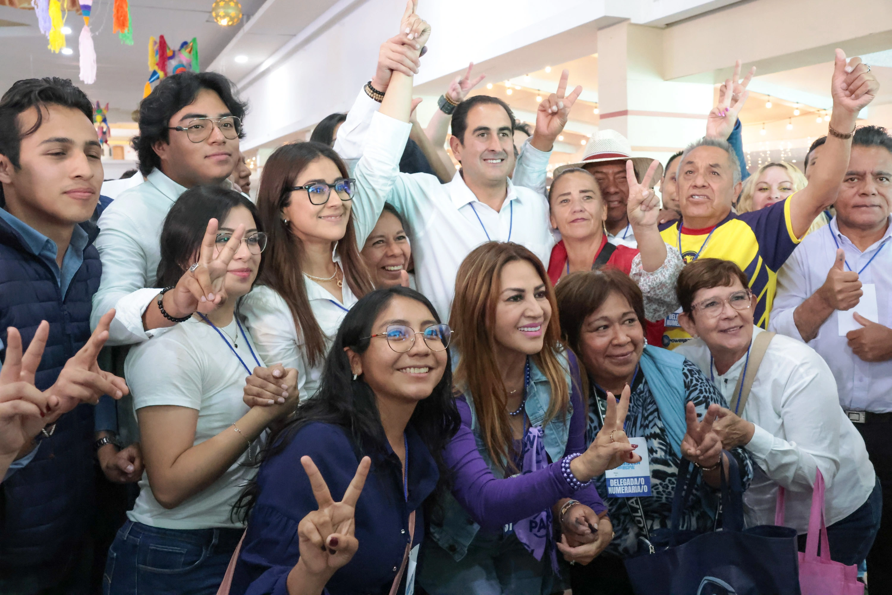 Esimagen/ Gabriela Ruiz, celebra junto a Manolo Herrera quien había sido elegido en el proceso impugnado previamente