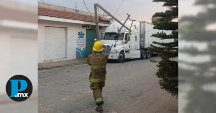 Protecci&oacute;n Civil atiende poste ca&iacute;do y falla el&eacute;ctrica en San Pedro Cholula