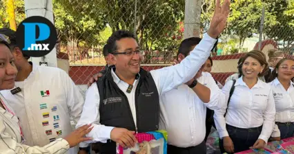 Pavel Gaspar entrega juguetes y aguinaldos en Amatitl&aacute;n de Azueta