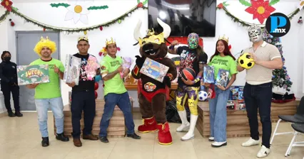 Luchadores del CMLL celebran D&iacute;a de Reyes con infancias y juventudes del SEDIF