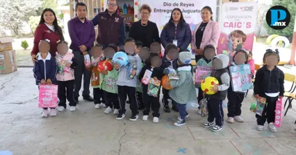 Ni&ntilde;as y ni&ntilde;os de CAIC reciben juguetes por D&iacute;a de Reyes en Cuautlancingo