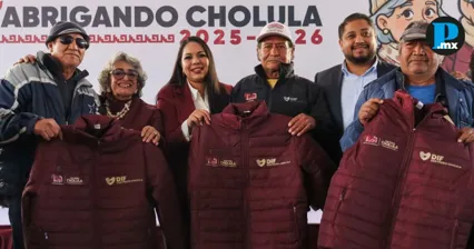 Autoridades de San Pedro Cholula entregaron 1,500 chamarras a adultos mayores como parte del programa Abrigando Cholula.