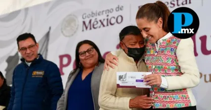La Presidenta Claudia Sheinbaum encabeza la entrega de tarjetas del Programa Pensi&oacute;n Mujeres Bienestar, reafirmando el apoyo econ&oacute;mico para mujeres de 60 a 64 a&ntilde;os en Puebla.
