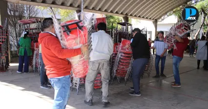 El mobiliarioentregado a los centros consiste en mesas, sillas, pizarrones y libreros