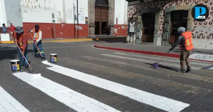 Personal del Ayuntamiento realiza labores de limpieza y mantenimiento como parte del programa Embelleciendo a Cholula.