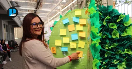 Las participantes colocaron mensajes en contra de las agresiones hac&iacute;a las mujeres en el &ldquo;&Aacute;rbol de la Violencia&rdquo;