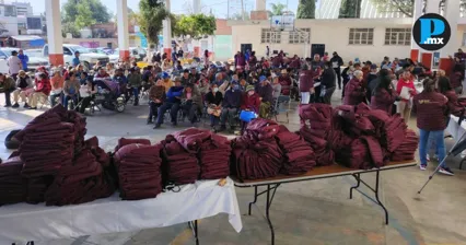 Entregan chamarras a personas adultas mayores en Santa B&aacute;rbara Almoloya