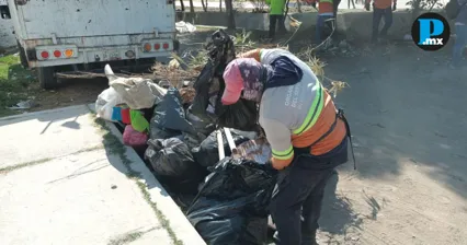 Realizan faena de limpieza en calle R&iacute;o Rabanillo de Santiago Momoxpan