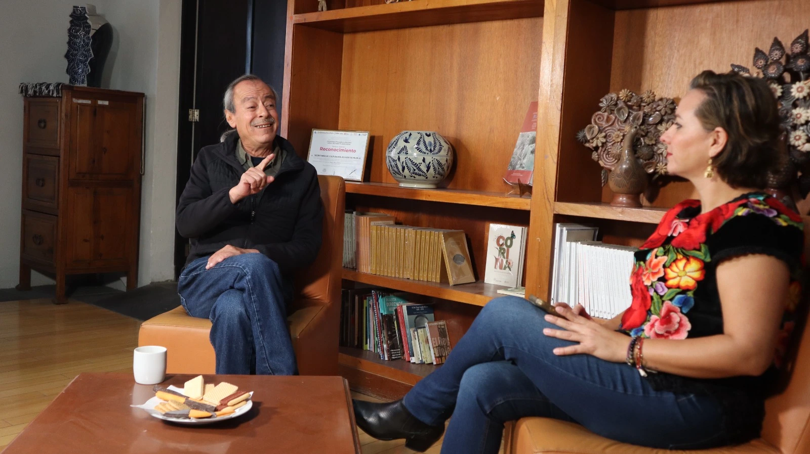 En su primer día como Secretario de Cultura, Fritz Glockner platica con Carolina Fernández