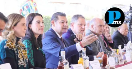 Representantes gubernamentales y directivos de la aerol&iacute;nea durante el anuncio oficial de la expansi&oacute;n de rutas en la terminal a&eacute;rea de Huejotzingo.
