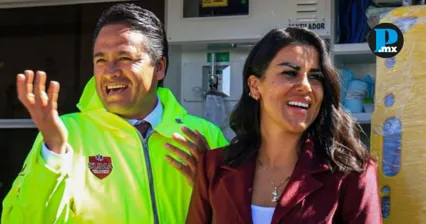 Se&ntilde;alan a edil de Chignahuapan por video con presunto fajo de billetes en edificio oficial