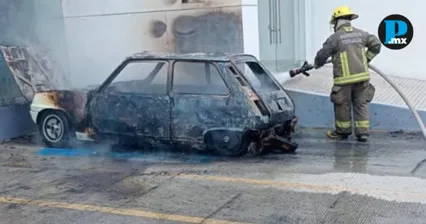 Incendio de veh&iacute;culo en Tehuac&aacute;n controlado sin personas lesionadas