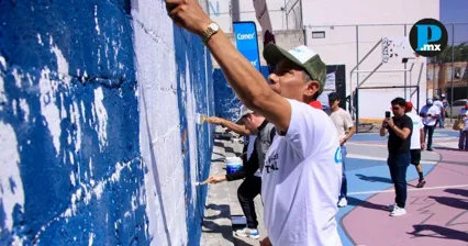 Pintan cancha La Rosa para recuperar espacio deportivo en Puebla