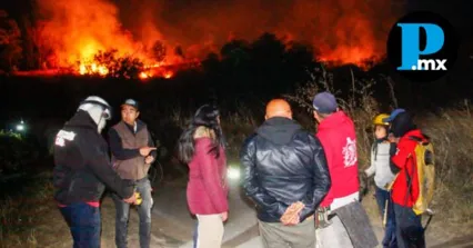 Brigadistas de Protecci&oacute;n Civil de San Pedro Cholula trabajan en la contenci&oacute;n del fuego en el Cerro Zapotecas para evitar afectaciones mayores.