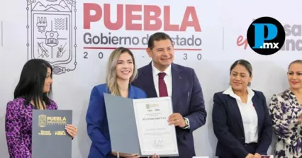 El gobernador Alejandro Armenta junto a las jugadoras de Guerreras de Puebla tras el anuncio oficial de la nueva temporada profesional.