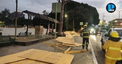 Fuertes vientos en Puebla derriban estructura en obras del Paseo Bravo