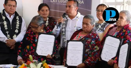 Diputados de la Comisi&oacute;n de Cultura sesionaron en Hueyapan para aprobar decretos hist&oacute;ricos y reconocer la labor de artesanas locales.